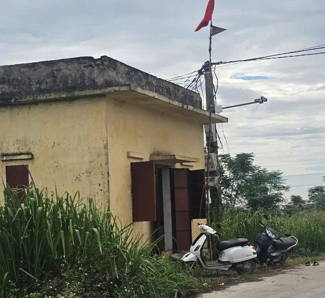 Điếm canh đê nơi xe container chở gạch lưu thông qua thường xuyên mở cửa sau báo động 1 sông Thái Bình. 666.jpg