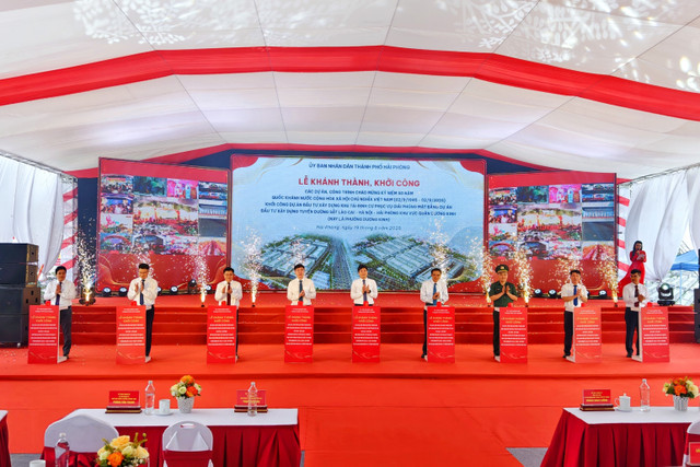 Các đại biểu bấm nút khởi công Dự án. 76655.jpg