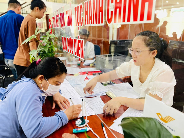 Cán bộ Trung tâm Phục vụ hành chính công phường Tứ Minh (Hải Phòng) phối hợp với Phòng Văn hóa – Xã hội phường tổ chức Ngày cao điểm hỗ trợ người dân đến làm thủ tục nộp hồ sơ hưởng trợ cấp hưu trí xã hội. 6665578.jpg