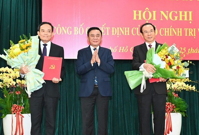 Thường trực Ban Bí thư Trần Cẩm Tú trao quyết định và tặng hoa chúc mừng ông Nguyễn Văn Nên và ông Trần Lưu Quang 655544.jpg