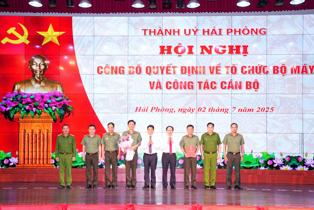 Trao Quyết định và tặng hoa chúc mừng Đảng bộ Công an thành phố 4.jpg