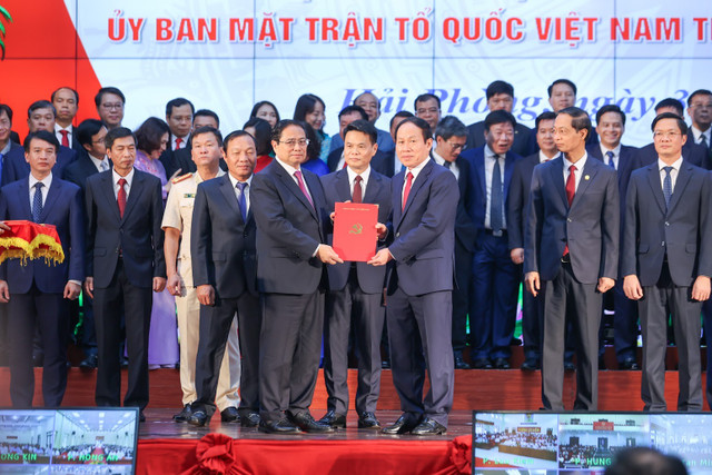 Thủ tướng Phạm Minh Chính trao quyết định của Bộ Chính trị chỉ định ông Lê Tiến Châu giữ chức Bí thư Thành ủy Hải Phòng mới. 99999999999.jpg