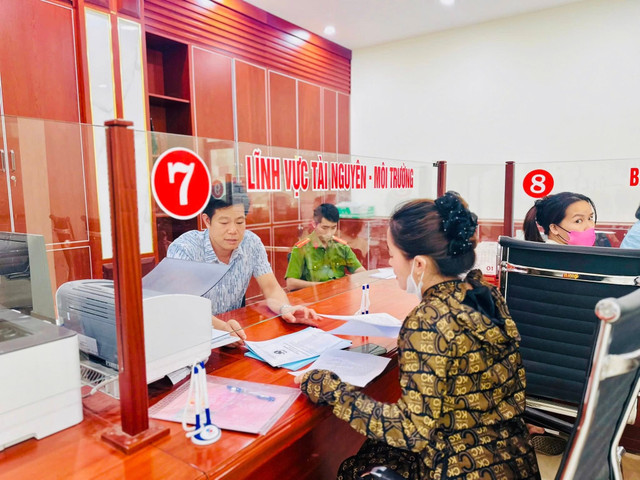 Người dân làm thủ tục hành chính tại Trung tâm Phục vụ hành chính công phường Tứ Minh, TP Hải Phòng. 77665.jpg