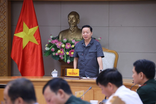 Phó Thủ tướng Trần Hồng Hà, Phó Trưởng ban Thường trực Ban Chỉ đạo Phòng thủ dân sự quốc gia chỉ đạo tại cuộc họp. Ảnh: VGP 66665555.jpg
