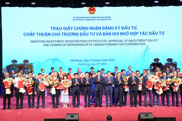 Lễ trao Giấy chứng nhận đăng ký đầu tư và các Biên bản ghi nhớ hợp tác đầu tư với tổng số vốn đăng ký lên tới 15,6 tỷ USD. 12.jpg