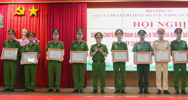 Thứ trưởng Nguyễn Văn Long đã trao Bằng khen của Bộ Công an tặng các tập thể, cá nhân thuộc Công an các đơn vị, địa phương có thành tích xuất sắc trong đấu tranh chuyên án 2.jpg