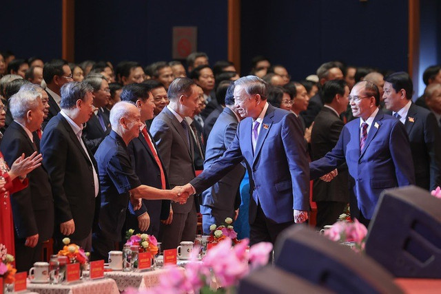 Tổng Bí thư Tô Lâm với các đại biểu tham dự Lễ kỷ niệm. Ảnh: VGP 244.jpg