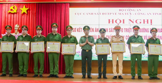 Đại tá Trần Văn Phúc, Giám đốc Công an tỉnh Quảng Ninh trao Bằng khen của Uỷ ban nhân dân tỉnh tặng các cá nhân thuộc Công an tỉnh đã có thành tích trong đấu tranh chuyên án. 3.jpg