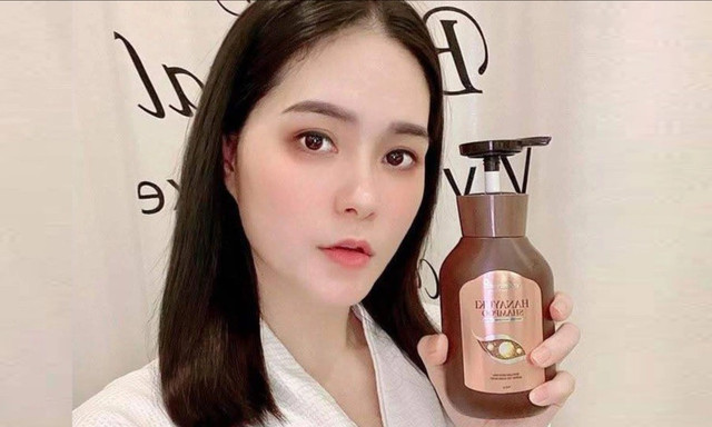 Đoàn Di Băng khi quảng cáo dầu gội do công ty của chồng sản xuất. 0.jpg