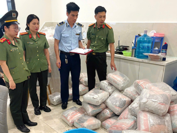 Phòng An ninh kinh tế phối hợp các phòng chức năng Công an tỉnh Hưng Yên và Chi cục Quản lý thị trường tiến hành kiểm tra cơ sở kinh doanh 111-9788.png