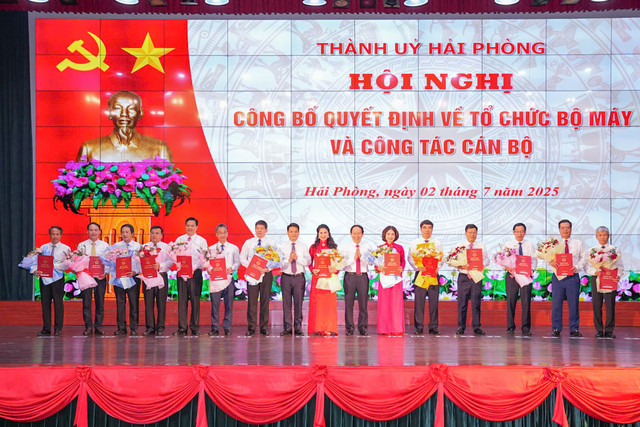 Trao Quyết định của Chủ tịch UBND thành phố về bổ nhiệm cán bộ lãnh đạo quản lý các cơ quan chuyên môn thuộc UBND thành phố Hải Phòng sau hợp nhất. 7.jpg