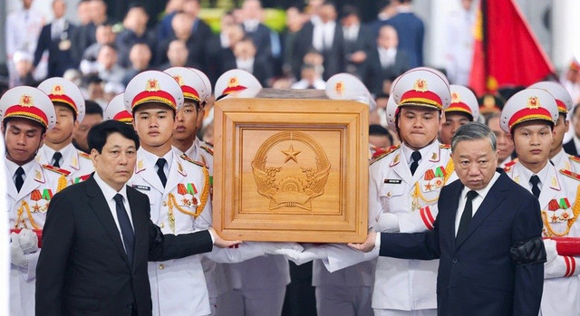 Tổng Bí thư Tô Lâm và Chủ tịch nước Lương Cường đưa linh cữu của nguyên Chủ tịch nước Trần Đức Lương ra linh xa 999.jpg