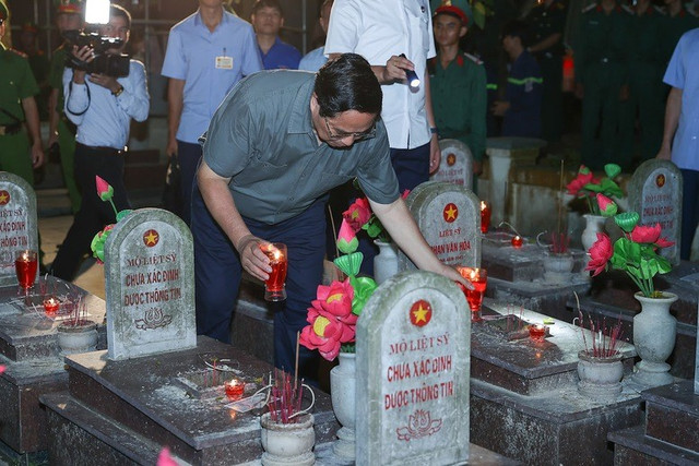 Thủ tướng Phạm Minh Chính thắp nến tại nghĩa trang Trường Sơn 23344.jpg