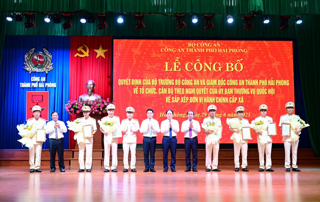 Thường trực Thành ủy Hải Phòng và Thường trực Tỉnh ủy Hải Dương tặng hoa chúc mừng các Phó giám đốc Công an thành phố 3.jpg