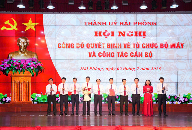 Trao Quyết định và tặng hoa chúc mừng Đảng bộ UBND thành phố. 3.jpg