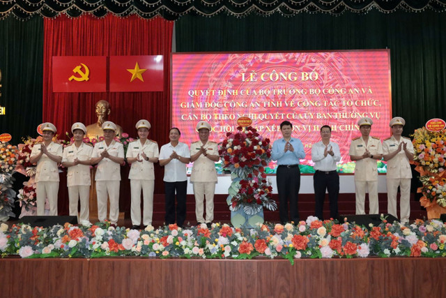 Đại diện Thường trực Tỉnh ủy 2 tỉnh Hưng Yên và Thái Bình tặng hoa chúc mừng các lãnh đạo Công an tỉnh Hưng Yên 45.jpg