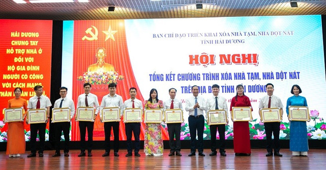 Phó Chủ tịch thường trực UBND tỉnh Hải Dương Lưu Văn Bản trao bằng khen cho các cá nhân tiêu biểu. 92.jpg