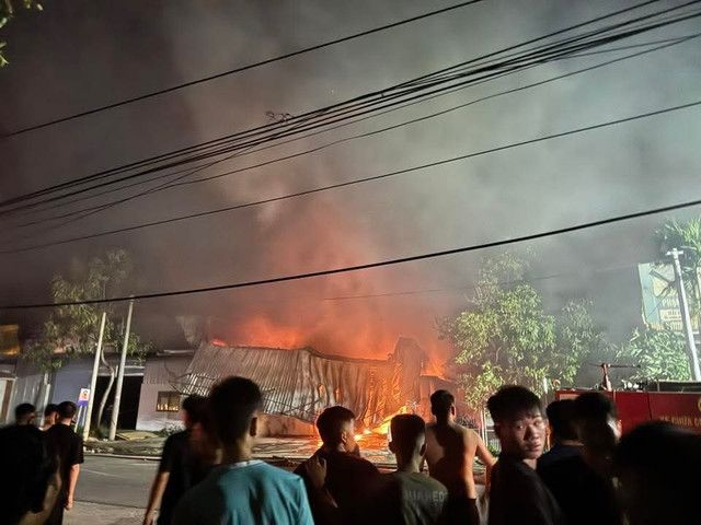 Cháy lớn thiêu rụi nhiều nhà xưởng ở Hải Dương ảnh 1 1000035527.jpg