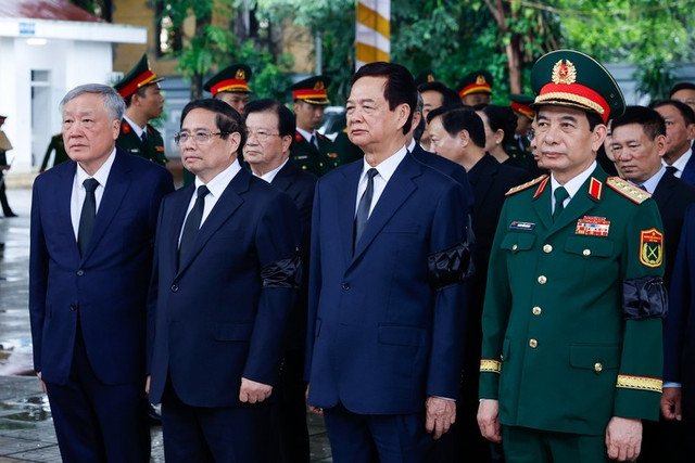 Đoàn Chính phủ do Thủ tướng Chính phủ Phạm Minh Chính dẫn đầu viếng nguyên Chủ tịch nước Trần Đức Lương. 98888.jpg