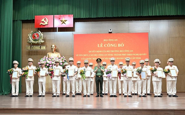 Bộ trưởng Bộ Công an Lương Tam Quang trao Quyết định và tặng hoa chúc mừng 23 Giám đốc Công an địa phương sau sáp nhập. 54.jpg