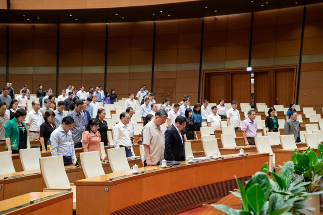 Tổng Bí thư Tô Lâm, Thủ tướng Chính phủ Phạm Minh Chính cùng các đại biểu Quốc hội dành phút mặc niệm nguyên Chủ tịch nước Trần Đức Lương. 888888.jpg