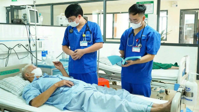 1 trường hợp nhập viện do say nắng đang được điều trị tại Trung tâm y tế huyện Cẩm Khê 7888.jpg