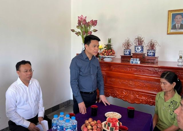 Chủ tịch UBND tỉnh Hải Dương Lê Ngọc Châu đến thăm gia đình bà Nguyễn Thị Hương thuộc diện hộ cận nghèo ở khu dân cư Hoàng Gián mới (phường Hoàng Tiến, TP Chí Linh) 11.jpg
