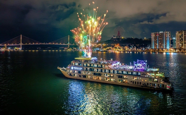 Màn pháo hoa trên du thuyền Ambassador Cruise. Ảnh: Ambassador Cruise 11.jpg