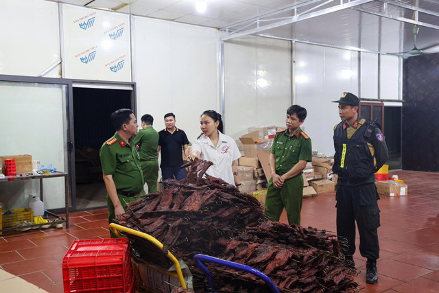 Hàng chục tấn thịt trâu, lợn tươi và thịt sấy khô thành phẩm không đảm bảo vệ sinh an toàn thực phẩm của Công ty TNHH MTV MQ Food chuẩn bị được tuồn ra thị trường 2.jpg