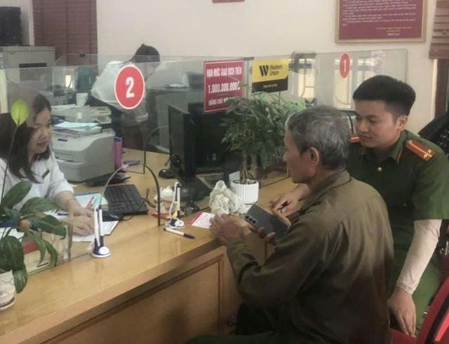 Công an xã Vĩnh Lại nhanh chóng có mặt tại Phòng giao dịch Agribank Cầu Ràm và ngăn chặn thành công vụ giả danh công an lừa đảo chiếm đoạt 260 triệu đồng 909.jpg