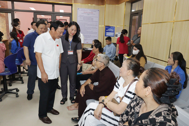 Ông Lê Văn Hiệu, Phó Bí thư Thành ủy, Chủ tịch HĐND thành phố kiêm tra tại Trung tâm Phục vụ hành chính công xã An Lão. 908.jpg