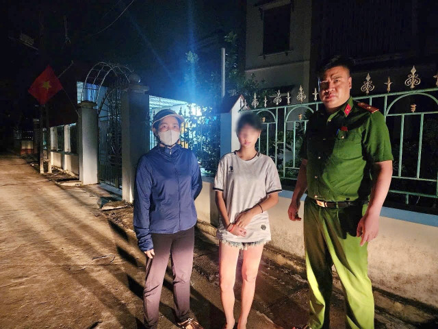 Công an xã Hợp Tiến tìm thấy và bàn giao cháu V.T.N.M cho gia đình ngay trong đêm 67.jpg