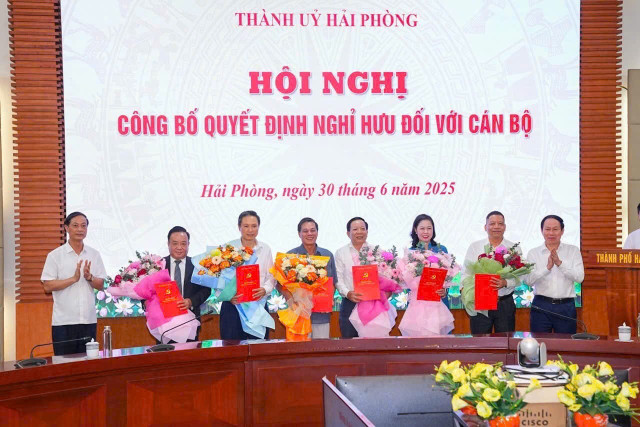 Bí thư Thành ủy Hải Phòng Lê Tiến Châu và Phó Bí thư Thường trực Thành ủy Đỗ Mạnh Hiến trao Quyết định và tặng hoa cho các cán bộ được nghỉ hưu theo chế độ. (Ảnh: Đàm Thanh) 67.jpg