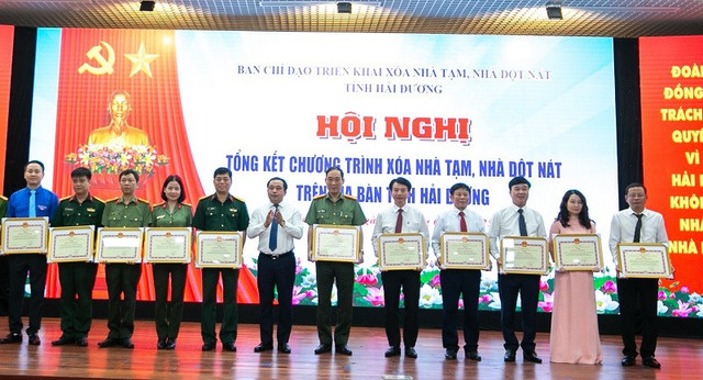 Bí thư Tỉnh uỷ Hải Dương Trần Đức Thắng trao bằng khen cho các tập thể có thành tích tiêu biểu. 90.jpg