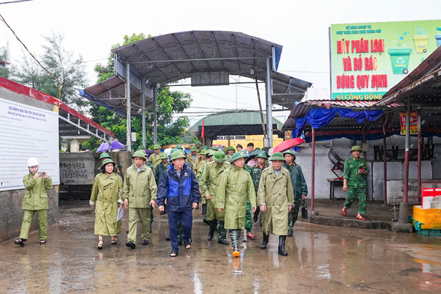 Phó Thủ tướng Chính phủ Trần Hồng Hà kiểm tra công tác phòng chống Bão số 3 (Wipha) tại Cảng cá Ngọc Hải (phường Đồ Sơn). (Ảnh: Đàm Thanh) 333333.jpg