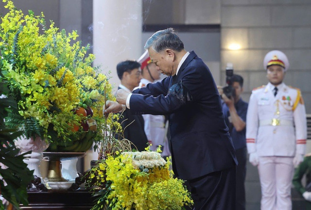 Tổng Bí thư Tô Lâm dâng hương viếng nguyên Chủ tịch nước Trần Đức Lương. Ảnh: VGP 5.jpg
