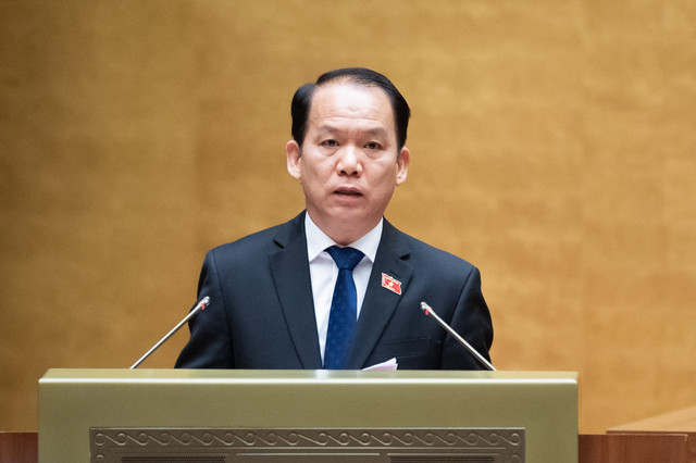 Chủ nhiệm Uỷ ban Pháp luật và Tư pháp trình bày báo cáo thẩm tra. 13.jpg