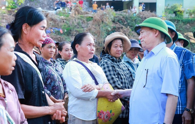 Phó Thủ tướng thăm hỏi, động viên bà con vùng lũ. Ảnh: VGP 76655.jpg
