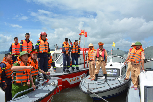 Đại tá Lê Hồng Vân, Phó Giám đốc Công an tỉnh Quảng Ninh động viên CBCS khắc phục khó khăn, nỗ lực tìm kiếm 2 nạn nhân còn lại. 222.jpg