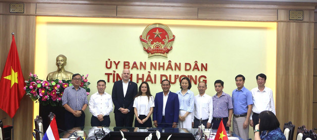 Đoàn công tác của Đại sứ quán Vương quốc Hà Lan tại Việt Nam chụp ảnh kỷ niệm cùng với Lãnh đạo tỉnh, lãnh đạo một số sở, ngành của tỉnh Hải Dương. 4.jpg