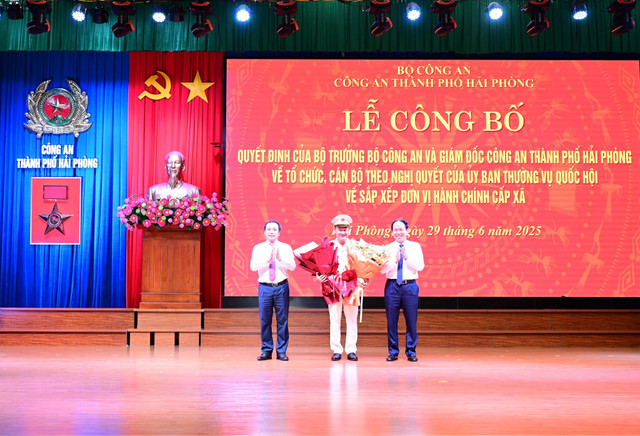 Ông Lê Tiến Châu, Bí thư Thành ủy, Trưởng Đoàn ĐBQH Hải Phòng và Trần Đức Thắng, Bí thư Tỉnh ủy Hải Dương tặng hoa chúc mừng Đại tá Bùi Quang Bình, Giám đốc Công an thành phố Hải Phòng. 1.jpg