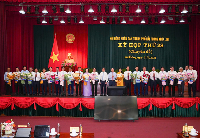 Trao Quyết định và tặng hoa cho nhân sự các Uỷ viên UBND thành phố. 688.jpg