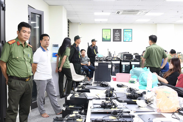 Lực lượng công an triển khai phương án khám xét khẩn cấp một tụ điểm phạm tội, thu giữ điện thoại, laptop, máy tính cây,… phục vụ công tác điều tra. 12.jpg
