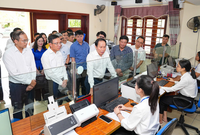 Ông Lê Tiến Châu, Ủy viên Trung ương Đảng, Bí thư Thành ủy Hải Phòng kiểm tra hoạt động tại Trung tâm Phục vụ hành chính công phường Ái Quốc. 905-8258.jpg