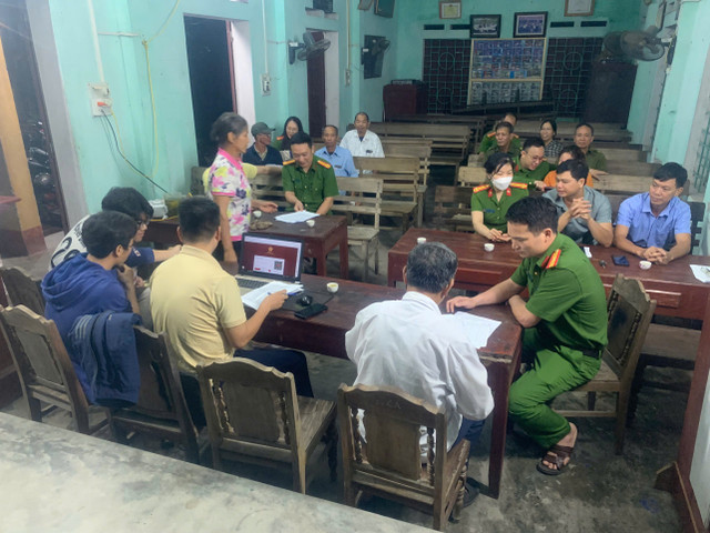 Hình ảnh lực lượng Công an Hải Dương tích cực đi từng ngõ, gõ từng nhà hướng dẫn người dân tham gia sửa đổi Hiến pháp năm 2013. 12.jpg