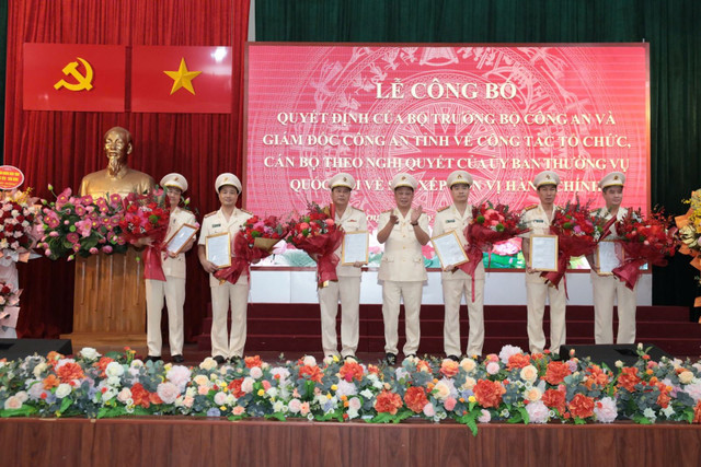 Giám đốc Công an tỉnh Hưng Yên trao Quyết định của Bộ trưởng Bộ Công an cho các Phó Giám đốc Công an tỉnh Hưng Yên 89.jpg