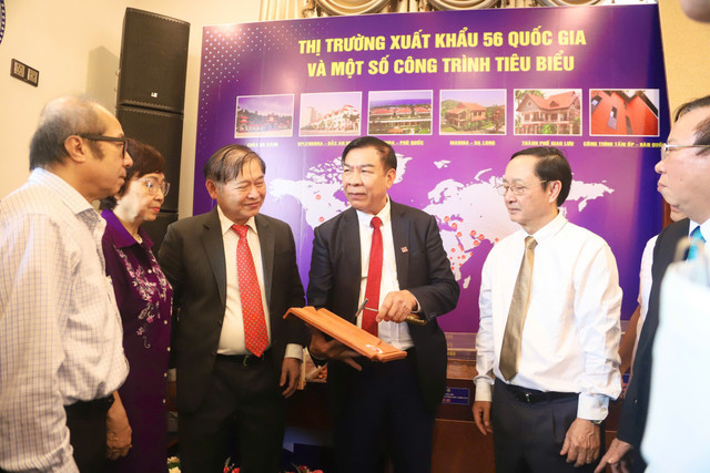 Anh hùng lao động Nguyễn Quang Mâu, Chủ tịch HĐQT Tổ hợp Công ty CP Gốm Đất Việt giới thiệu gian trưng bày giải pháp công nghệ tại Hội nghị. (Ảnh: ANHP) 08tq-223.jpg