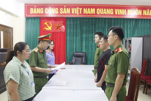 Bị can Nguyễn Văn Vĩnh (áo đen, bên phải) 15.jpg
