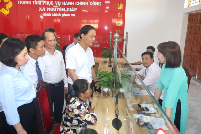 Phó Bí thư thường trực Thành ủy Hải Phòng Đỗ Mạnh Hiến trao đổi với cán bộ Trung tâm Phục vụ hành chính công xã Nguyên Giáp. 78.jpg