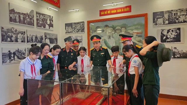 Các em học sinh tham quan gian trưng bày tại Nhà tưởng niệm Chủ tịch Hồ Chí Minh ở phường Ái Quốc. 65557.jpg